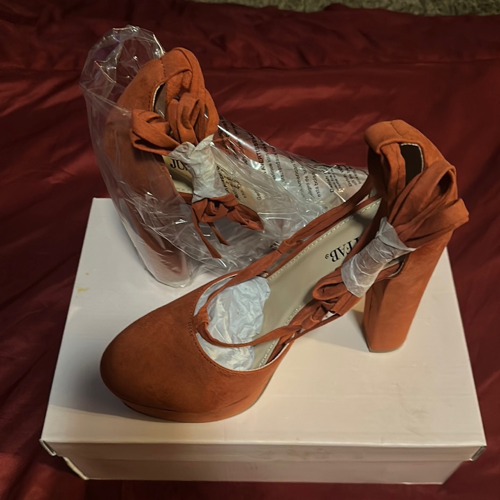 New never worn before size 8 JustFab Pumps.